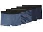 Cinq boxers pour hommes dans des tons de bleu, certains unis, d'autres rayés.