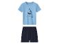 Ensemble enfant avec t-shirt bleu clair à motif bateau et short bleu marine.