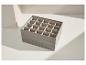 Organisateur de bijoux empilable gris avec compartiments sur fond blanc.