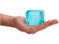 Main tenant un cube bleu avec l'inscription «NEE DOH».