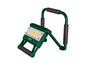 Une lampe de travail LED Parkside verte avec un bras ajustable.