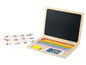 Un ordinateur portable en bois pour enfants avec un alphabet et des chiffres