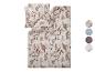 Parure de lit avec motif floral dans les tons beige et marron, avec des motifs supplémentaires.