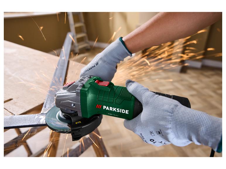Une personne utilise une meuleuse d'angle Parkside pour couper du métal, générant des étincelles.