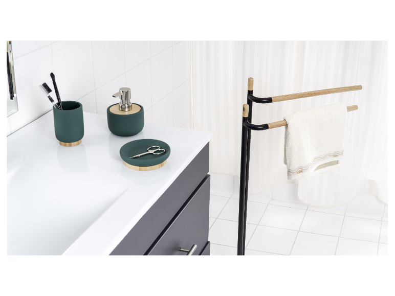 Ensemble de salle de bain vert foncé avec porte-serviettes en bois et métal.