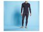 Homme portant des sous-vêtements thermiques bleu foncé