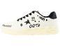 Basket basses blanches à motifs noirs, style streetwear.