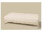 Lit simple avec cadre en bois clair et matelas beige.