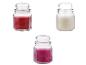 Trois bougies parfumées en pots de verre : rouge, blanc et rose.