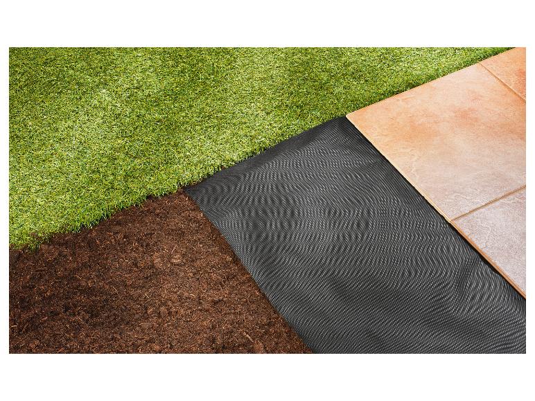 Gazon artificiel, toile de paillage, terre et dalles de terrasse