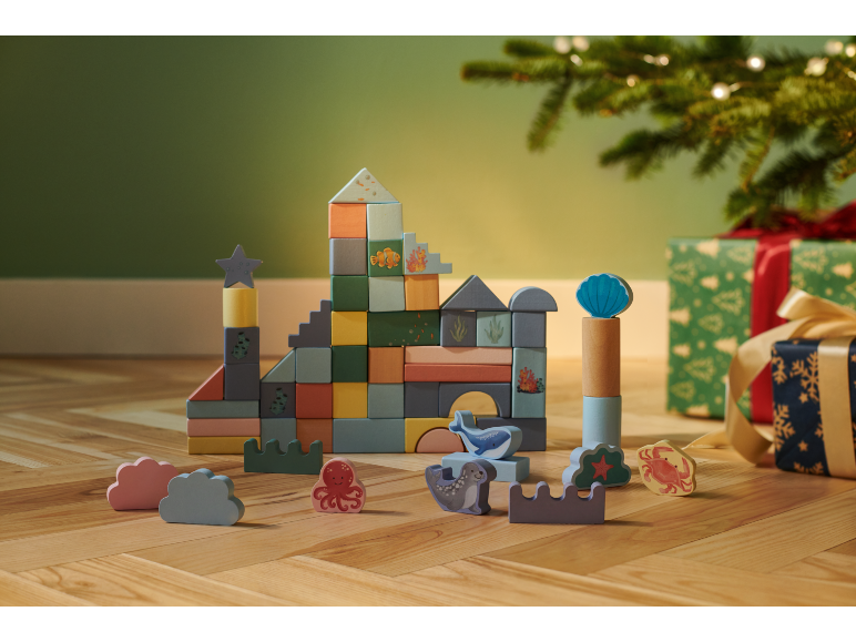 Ensemble de blocs de construction en bois thème marin avec animaux et cadeaux sous le sapin.