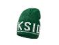 Bonnet en tricot vert avec des lettres blanches.