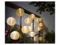 Guirlande lumineuse avec lanternes en papier blanc crème.