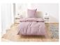 Lit avec linge de lit rose.