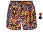 Short avec un imprimé ikat coloré et une bordure blanche.