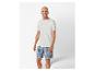 Pyjama homme : t-shirt blanc et short à carreaux bleus.