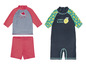 Deux maillots de bain pour enfants, l'un à imprimé pastèque et l'autre à motifs citrons.