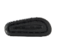 Semelle de tongs noires avec motif texturé.
