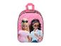 Un sac à dos rose avec des images de poupées Barbie.