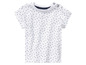 T-shirt blanc à motif de petits cœurs bleus pour bébé.