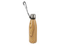 Une bouteille isotherme avec un design en bois et une sangle.