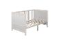 Lit bébé en bois gris clair avec lattes et panneaux latéraux pleins