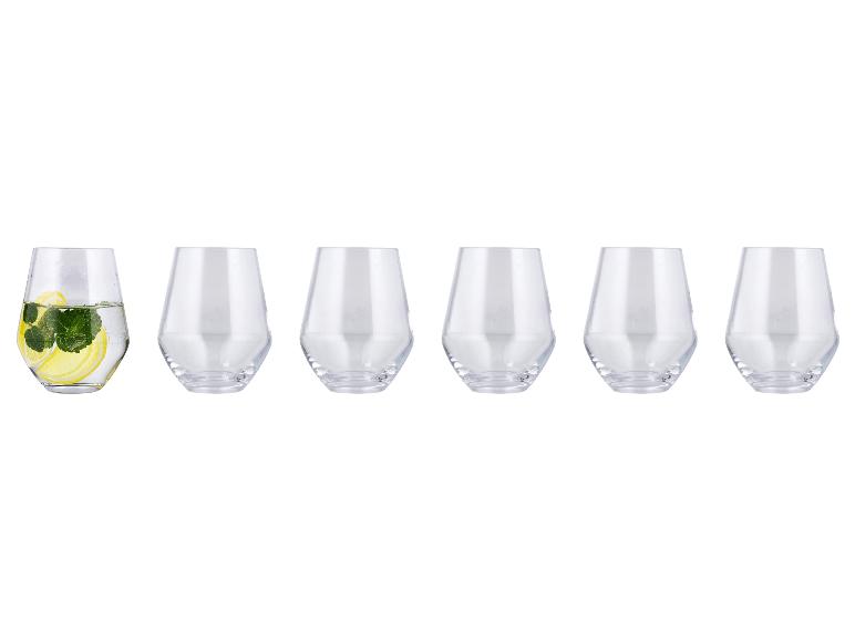 Six verres sans pied, l'un rempli d'eau, de citron et de menthe, sur fond blanc.