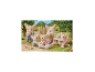 Famille de figurines d'animaux en peluche jouant dans un jardin avec un bac à sable et une poussette.