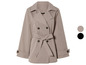 Trench beige avec ceinture.