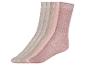Un ensemble de quatre paires de chaussettes dans des tons roses et beiges.