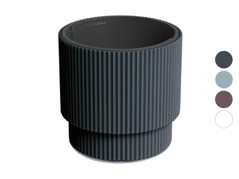 Un pot de fleurs gris foncé à texture nervurée, disponible en plusieurs couleurs.