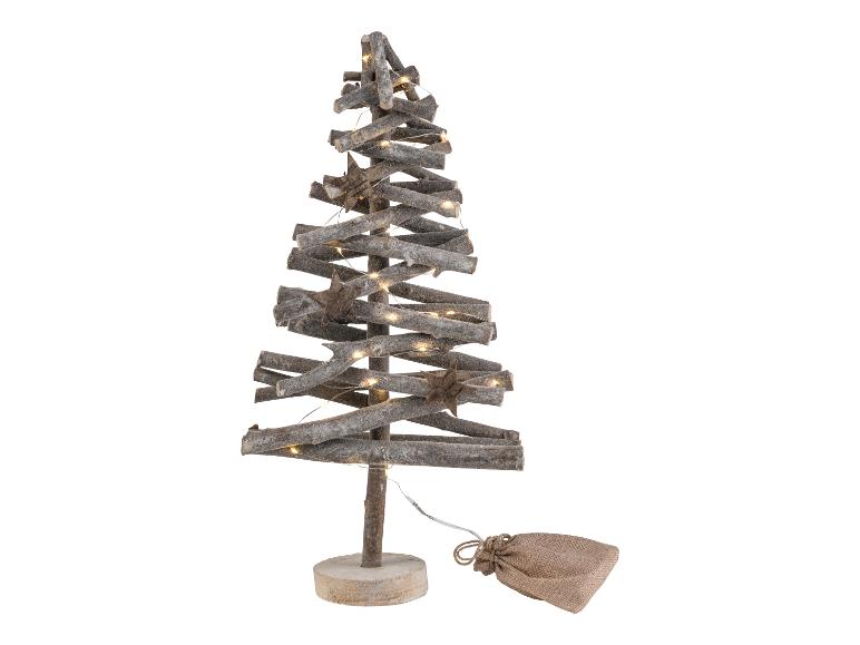Un sapin de Noël en bois avec des lumières et un sac en jute.