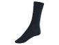 Une paire de chaussettes bleu foncé.