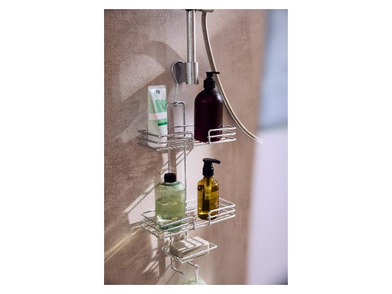 Étagère de douche métallique avec cosmétiques et savon.