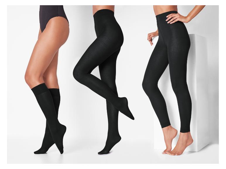 Trois femmes présentent des chaussettes hautes, des collants et des leggings noirs.