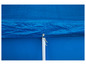 Une piscine bleue avec une bâche bleue