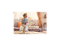 Enfant sautant sur une licorne gonflable LUPILU® dans une chambre d'enfant.