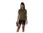 Femme en t-shirt vert olive et short cycliste noir tenant une bouteille d'eau.