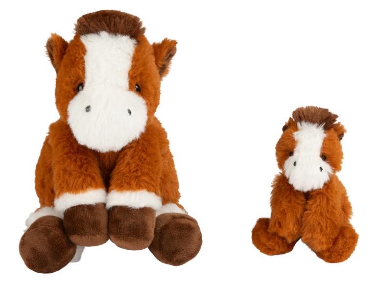 Deux chevaux en peluche, un grand et un petit, avec de la fourrure marron et blanche