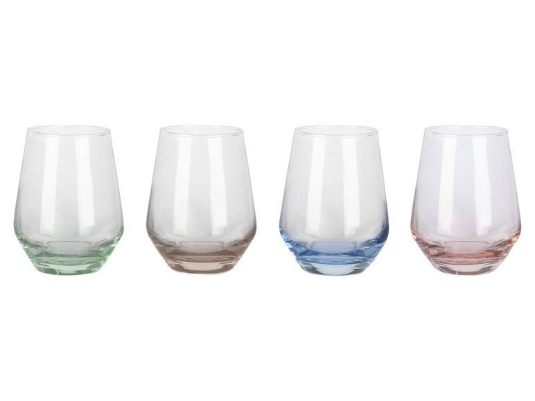 Quatre verres de différentes couleurs : vert, marron, bleu et rose.
