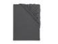 Drap-housse gris avec coins élastiques sur fond blanc