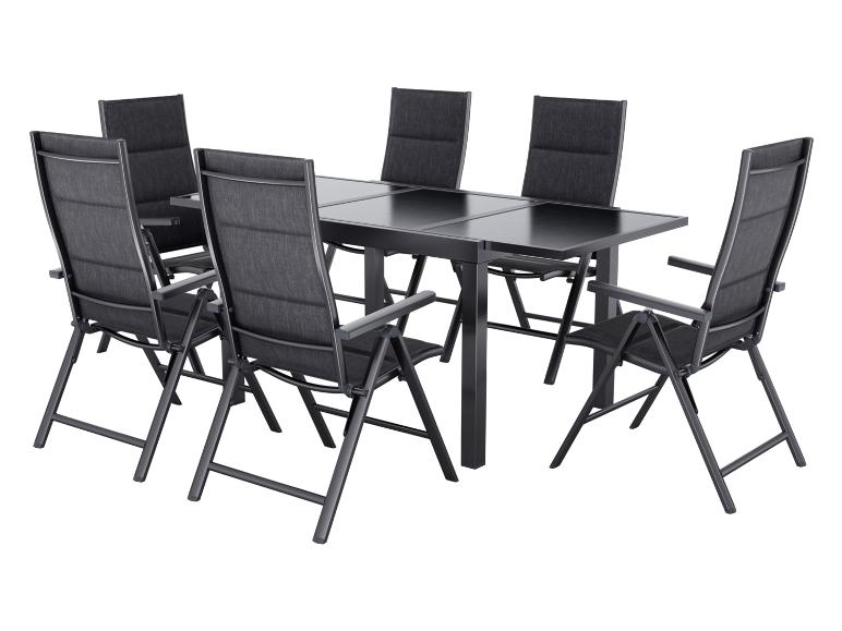 Ensemble de salle à manger d'extérieur gris foncé avec table extensible et six chaises pliantes.