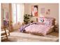 Chambre avec literie rayée rose et blanche, lit en bois et tapis moelleux clair.