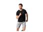 Homme en T-shirt noir et short de sport gris, en train de courir.