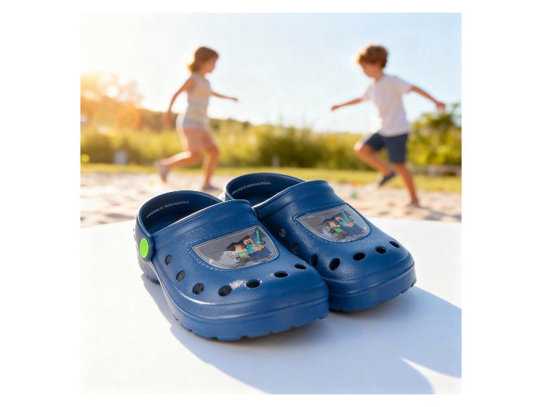 Sandales bleues pour enfants avec personnages de dessins animés, enfants jouant en arrière-plan.