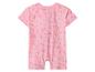 Barboteuse rose pour bébé à manches et jambes courtes, avec un motif floral subtil.
