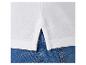 Un polo blanc avec une fente au bas, porté avec un jean bleu.