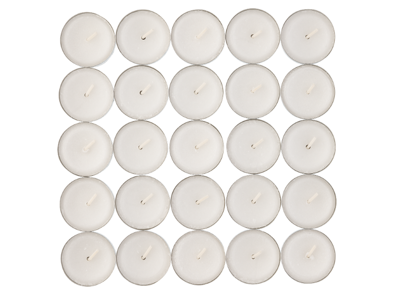 Gros plan de bougies chauffe-plat blanches disposées en grille sur fond noir.