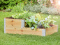 Deux bacs à légumes en bois avec différentes variétés de légumes, dont de la laitue et des betteraves.