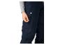 Personne en pantalon bleu foncé avec une poche zippée